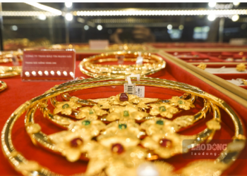 Giá vàng hôm nay 17.10: Bất ngờ hồi phục trước loạt áp lực bủa vây