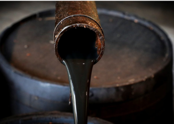 Giá xăng dầu hôm nay 15/11: Tiếp tục trượt dài xuống mức 70.930 JPY/thùng