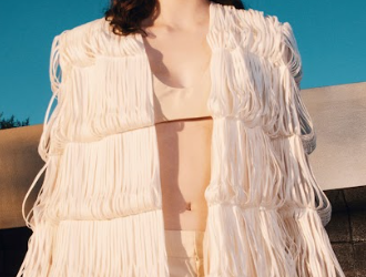 Bộ sưu tập Xuân Hè 2023 của Công Trí nổi bật trên nền công trình kiến trúc đẹp nhất thế giới