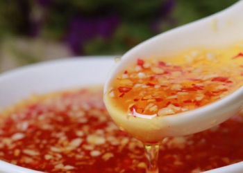 Cách pha nước mắm tỏi ớt ngon ‘thần thánh’ chấm gì cũng hợp, đẹp mắt, để ăn dần được cả tháng