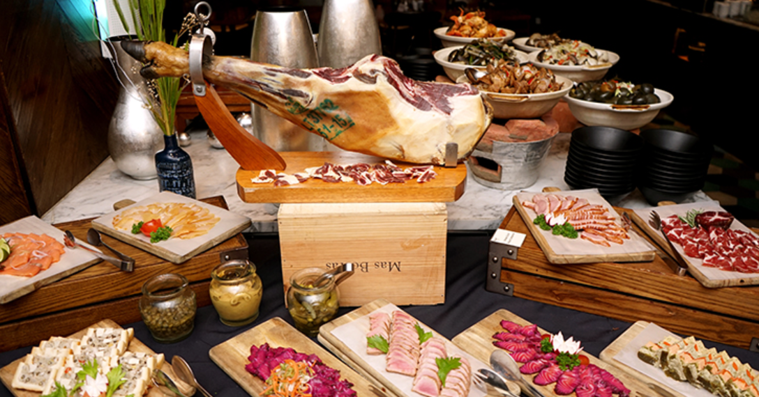 Khách sạn RENAISSANCE RIVERSIDE HOTEL SAIGON mang đến cho bạn nhiều ý tưởng để đón mừng Giáng Sinh và Năm Mới