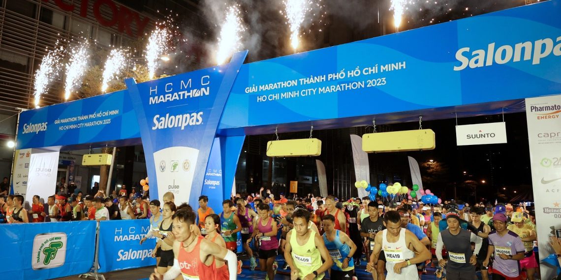 Hàng ngàn người chạy khai xuân 2023 tại giải chạy Salonpas HCM Marathon lần thứ 10