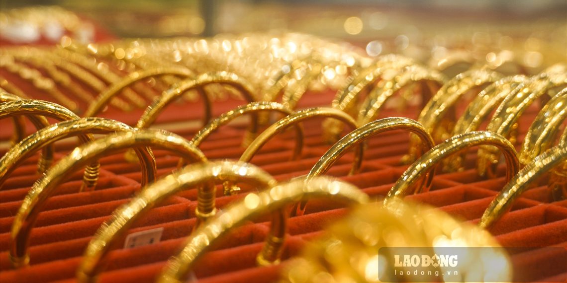 Giá vàng hôm nay 22.2: Ồ ạt bán tháo, vàng giảm giá