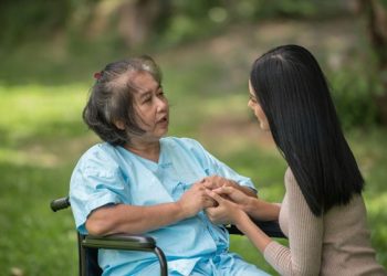 Hãy dành thời gian quan tâm, chăm sóc cha mẹ nhiều hơn khi còn có thể