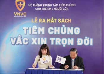 Sách “Tiêm chủng vắc xin trọn đời”: Cung cấp đầy đủ thông tin về vắc xin và tiêm chủng cho trẻ em, người lớn