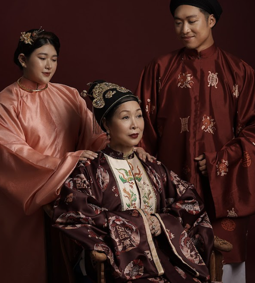 Khán giả ngỡ NSND Hồng Vân “xuyên không” với bộ ảnh Việt phục độc đáo