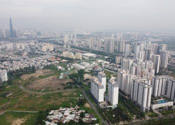 Vì sao gia đình trẻ ngày càng khó khăn trong việc mua căn hộ chung cư?