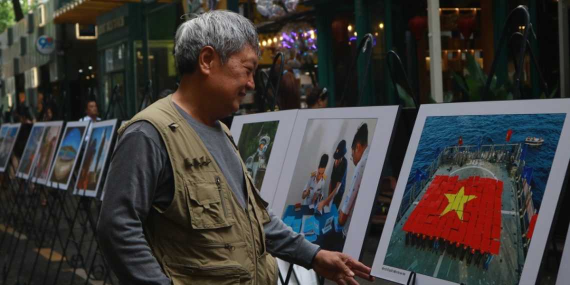 Triển lãm ảnh “Hướng về Trường Sa – Nhà giàn thân yêu” tại Thành phố Hồ Chí Minh