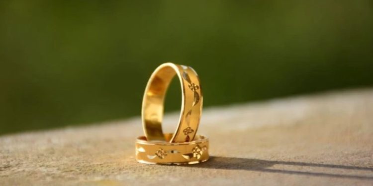 Người mua vàng nhẫn có lợi?