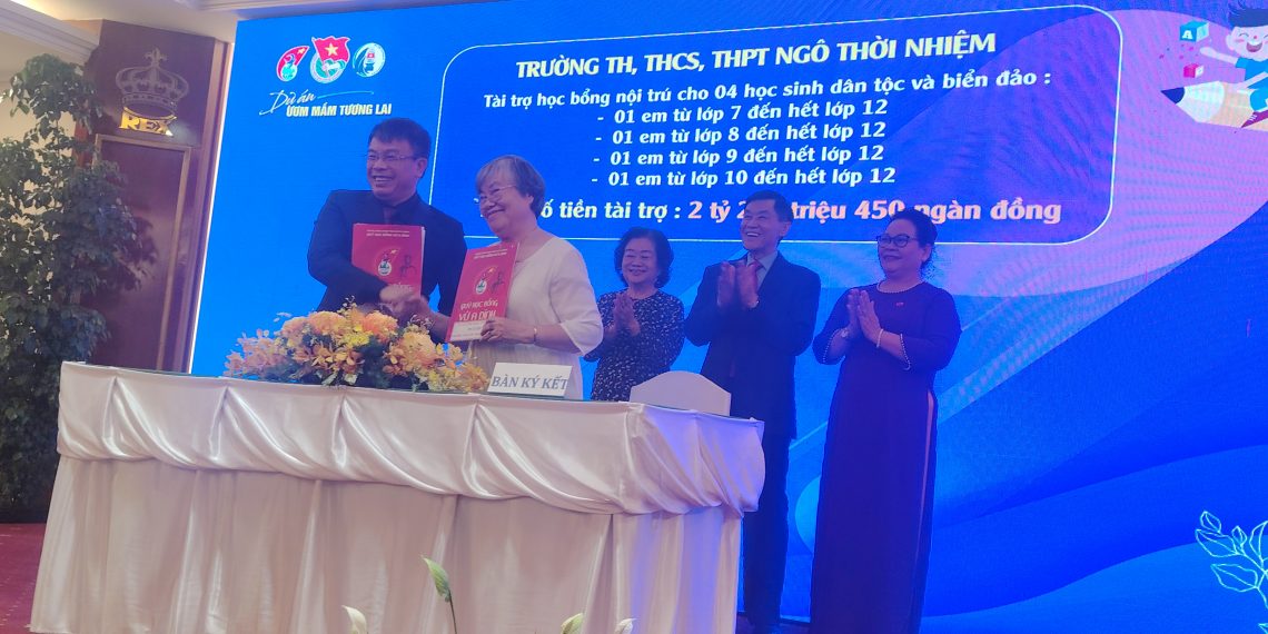 Năm 2024 Quỹ Học bổng Vừ A Dính đã trao trực tiếp hơn 5.000 suất học bổng cho học sinh, sinh viên dân tộc thiểu số