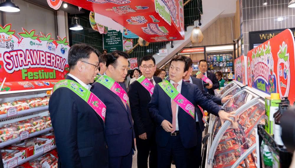 Đoàn đại biểu Thành phố  Jinju- Hàn Quốc cùng Thị trưởng tham dự sự kiện quảng bá Dâu tây Jinju tại K-Market