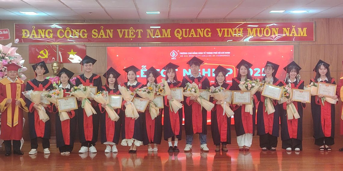 Trường Cao đẳng Kinh tế TP.HCM tổ chức Lễ trao bằng tốt nghiệp  năm 2025 cho 1.200 sinh viên
