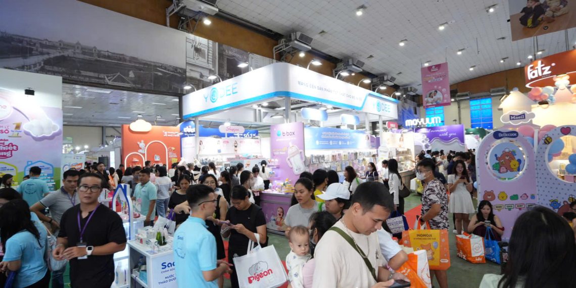 Hơn 250 gian hàng trưng bày  tại:Triển lãm Quốc tế Sản phẩm và Dịch vụ cho Mẹ bầu, Mẹ và Trẻ em
