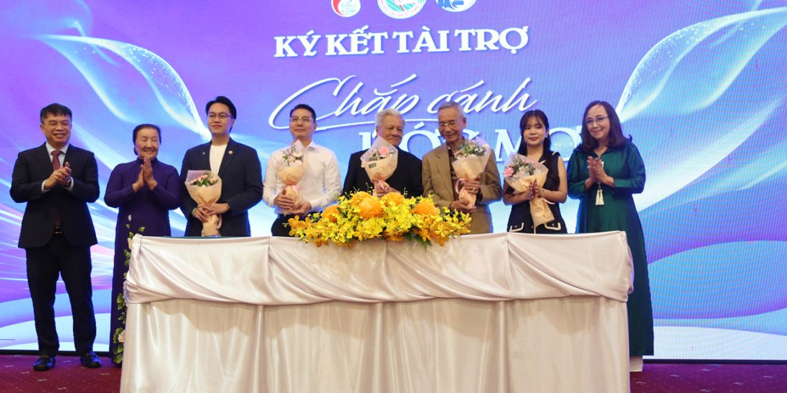 Quỹ Học bổng Vừ A Dính hành trình”Thắp sáng tương lai” chăm lo cho các em nhỏ có hoàn cảnh khó khăn