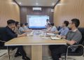 Điều gì xảy ra trong một phần giây khi người đi xe mô tô phanh gấp?