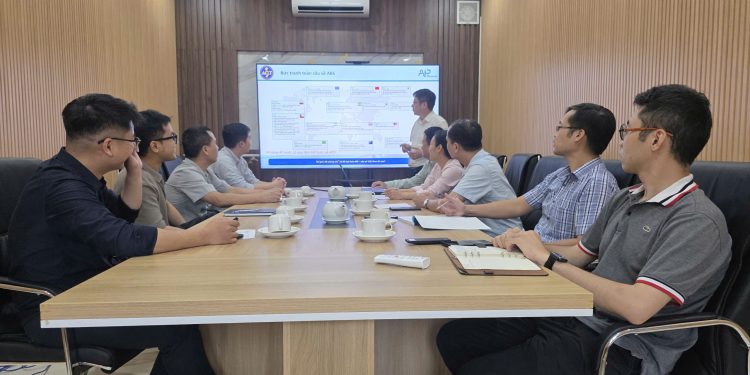 Điều gì xảy ra trong một phần giây khi người đi xe mô tô phanh gấp?