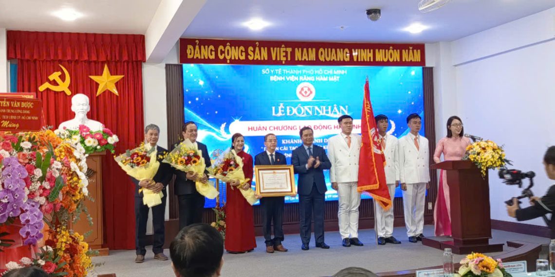 Bệnh viện Răng Hàm Mặt TPHCM tổ chức lễ đón nhận Huân chương Lao động hạng Nhất