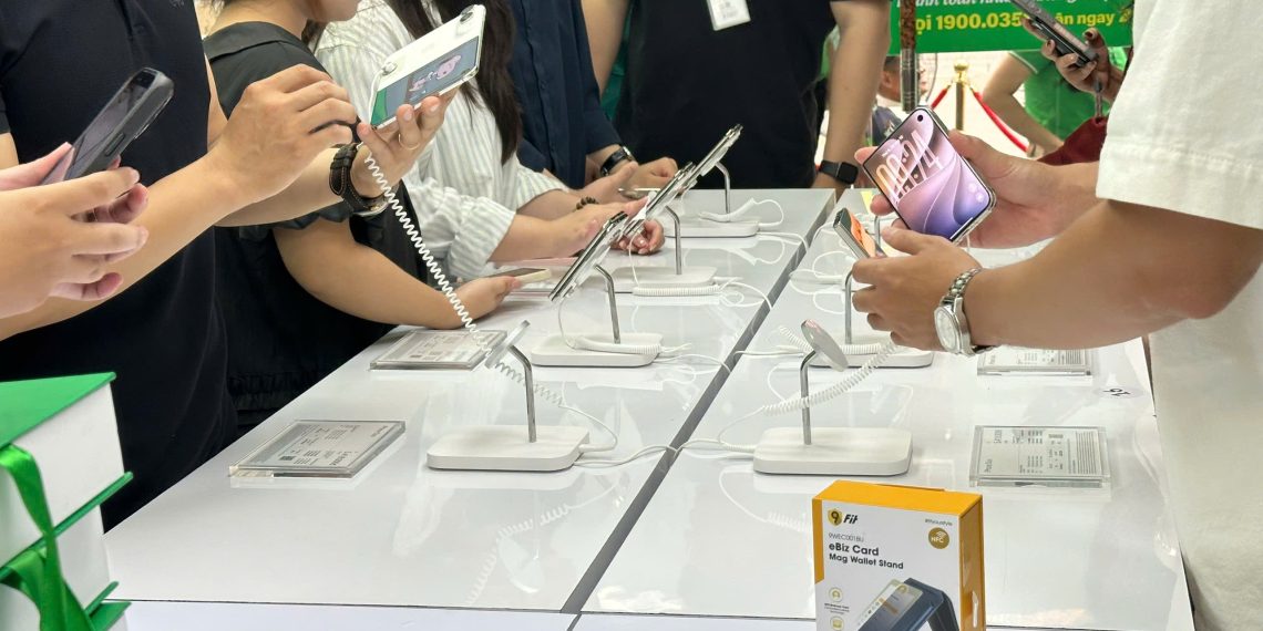 24hStore mở bán iPhone Duo từ 8:00 ngày 23/10, bố trí 9 máy trải nghiệm và dự kiến bàn giao đến 500 khách hàng trong 3 tuần đầu